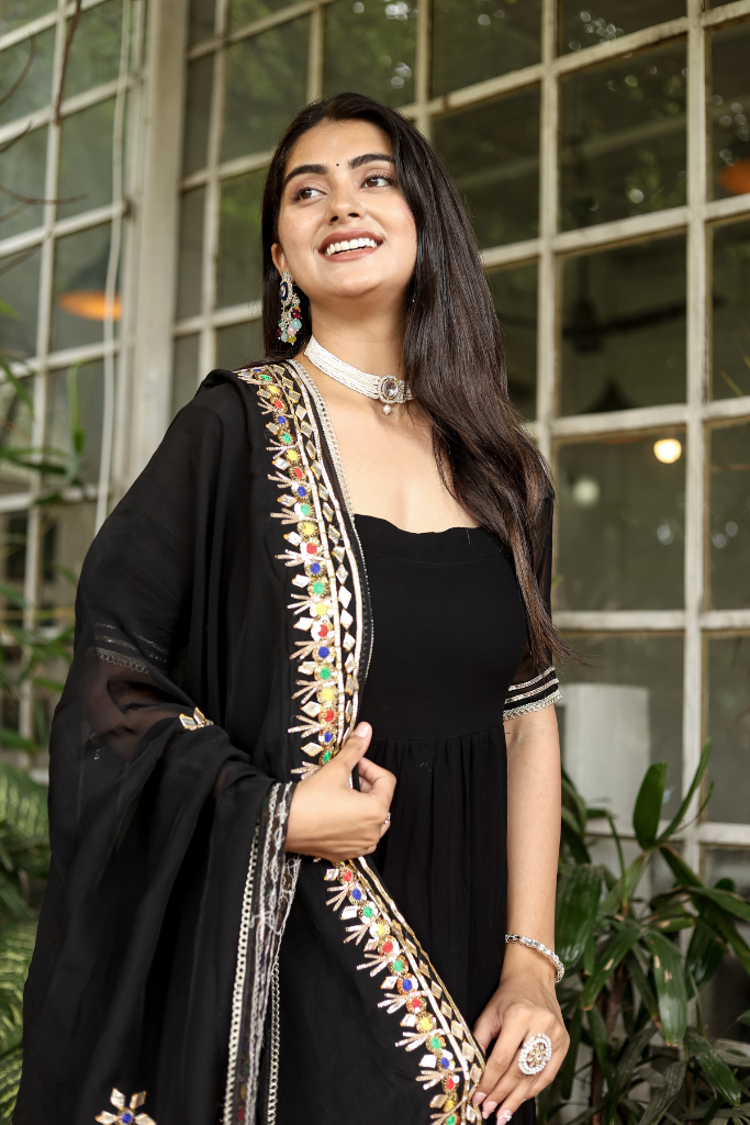 Siyahi Anarkali Set