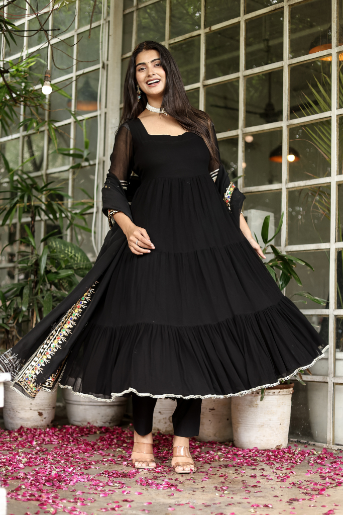 Siyahi Anarkali Set